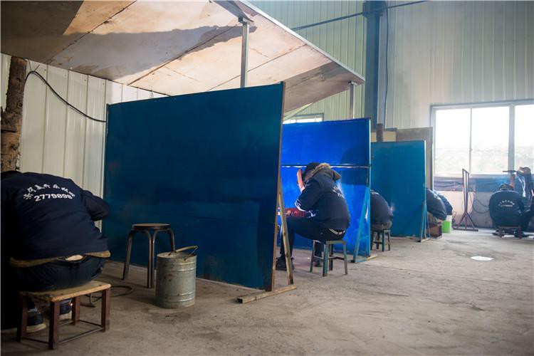 電焊工學(xué)員操作現(xiàn)場